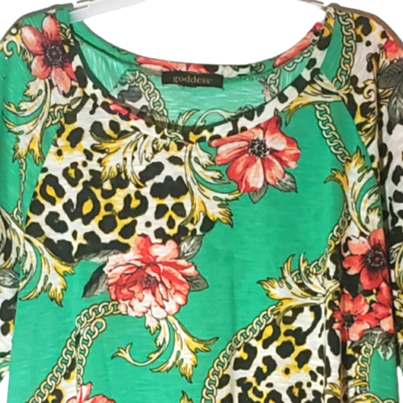 Goddess women's plus size 1X floral print studded shoulders pullover top. 920 - Picture 2 of 4
